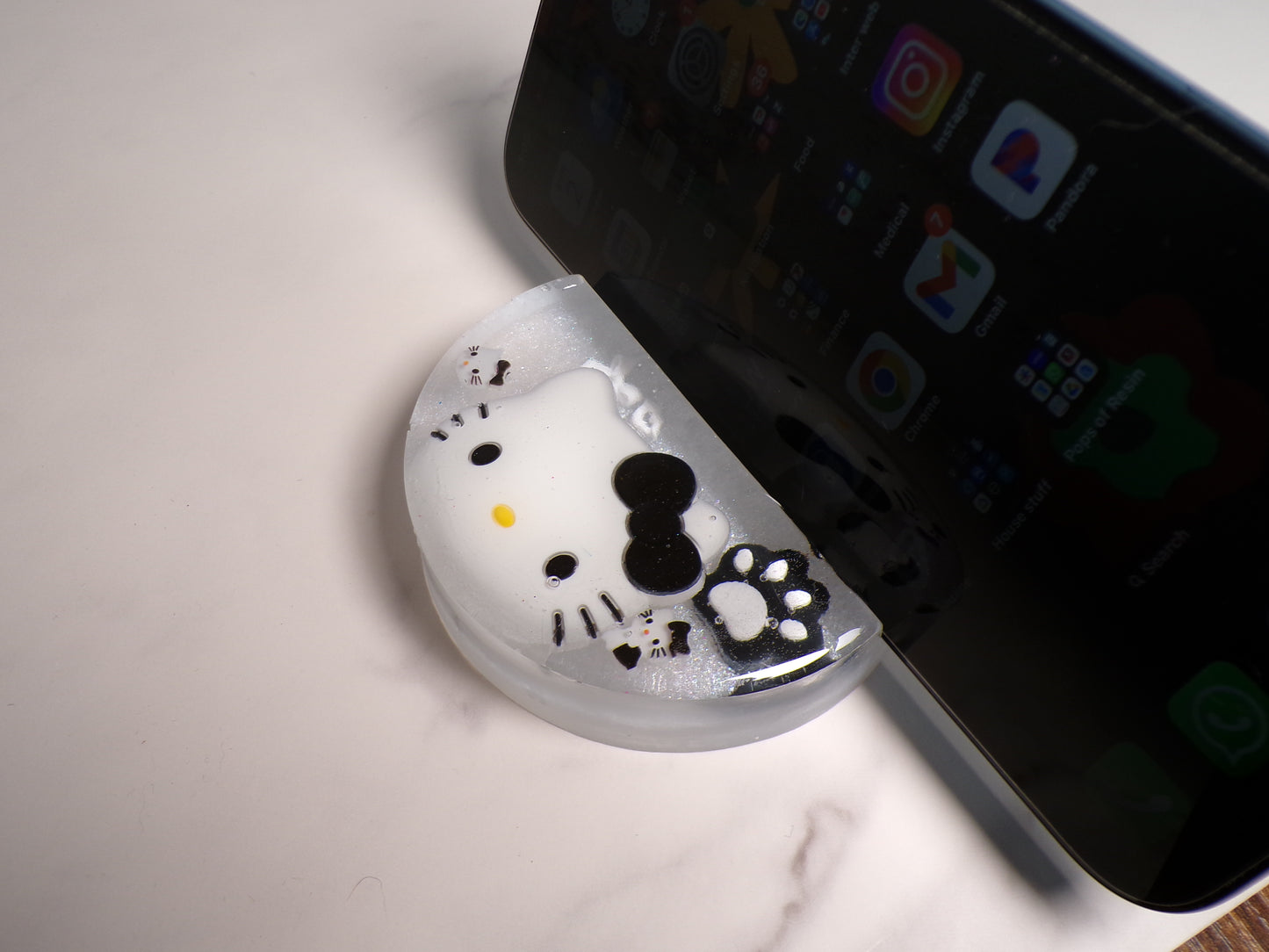 ROUND BLK & WHITE PHONE STAND