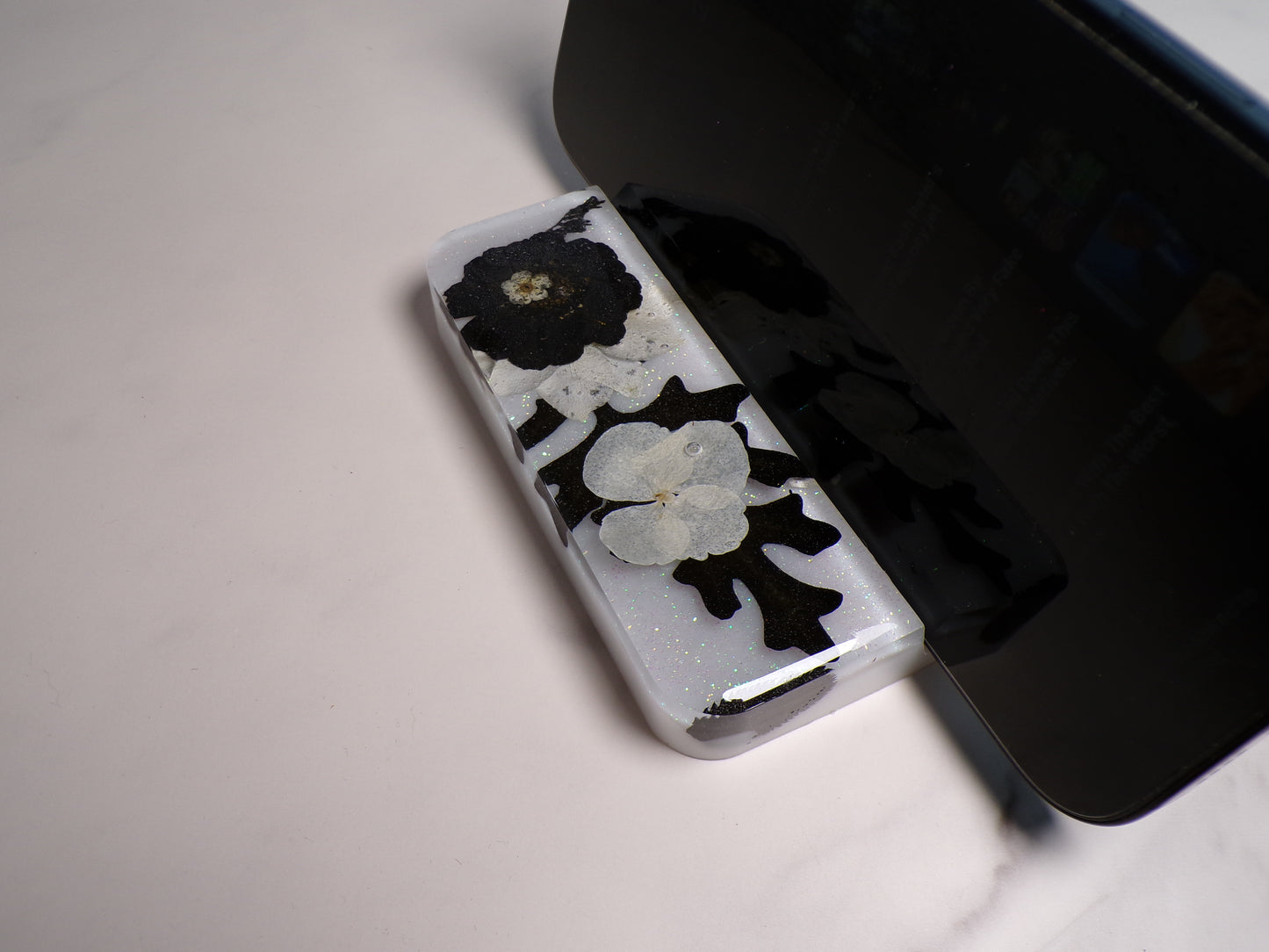PHONE STAND BLK & WHITE