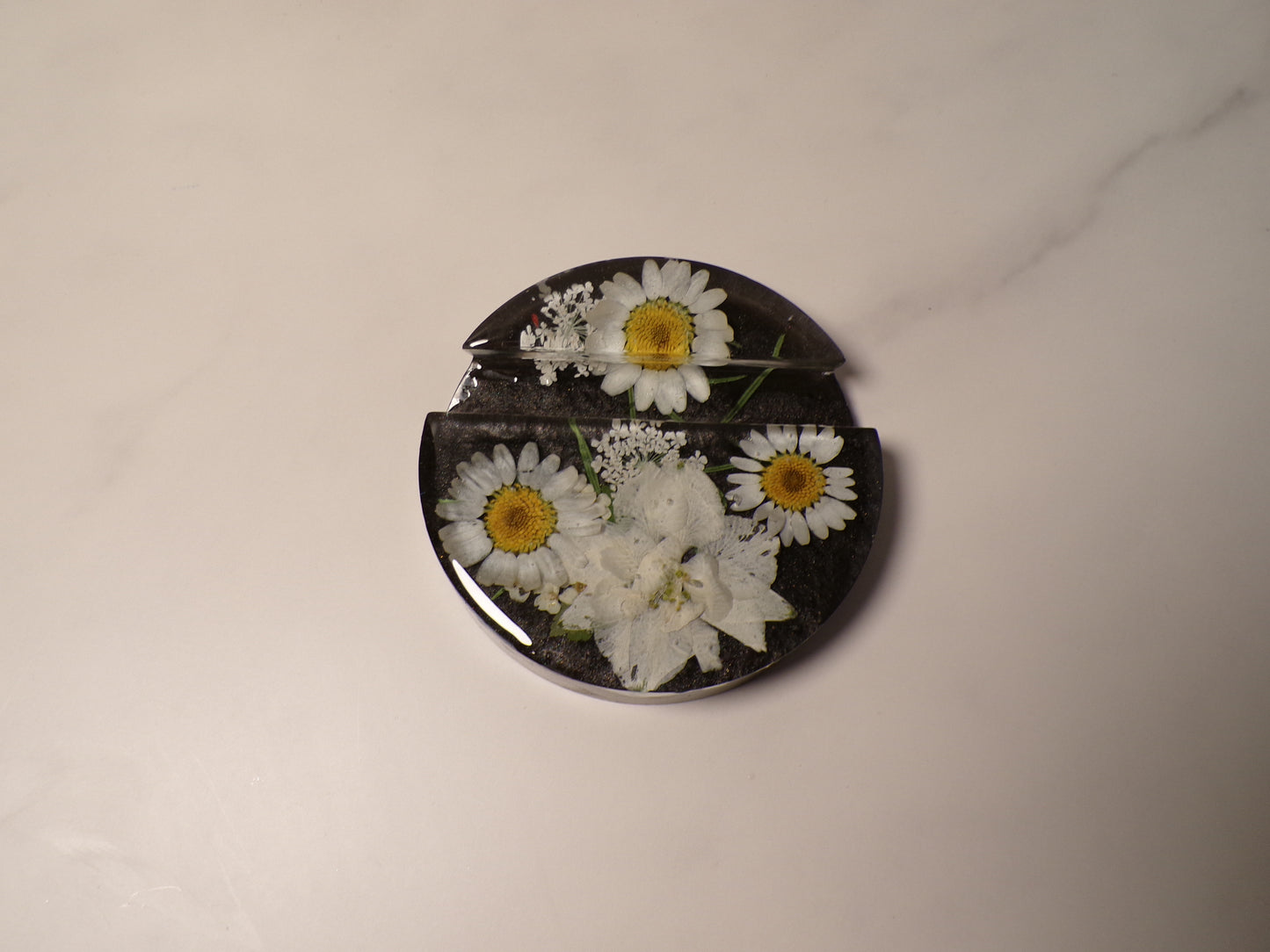 ROUND WHITE FLORAL STAND