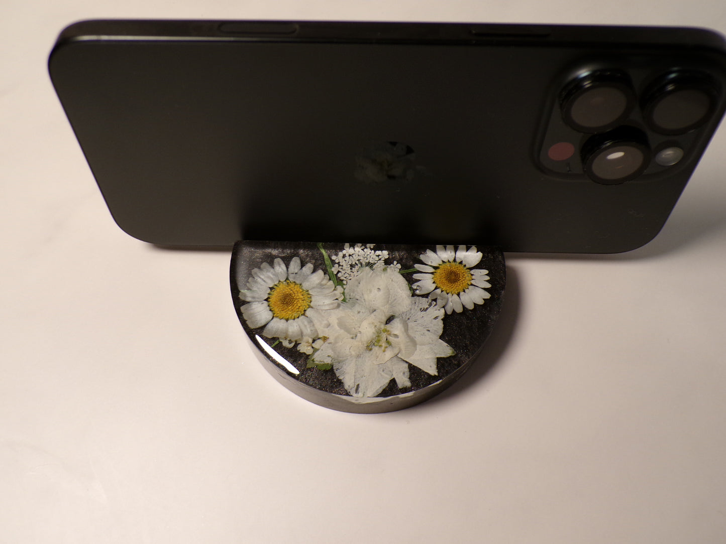 ROUND WHITE FLORAL STAND